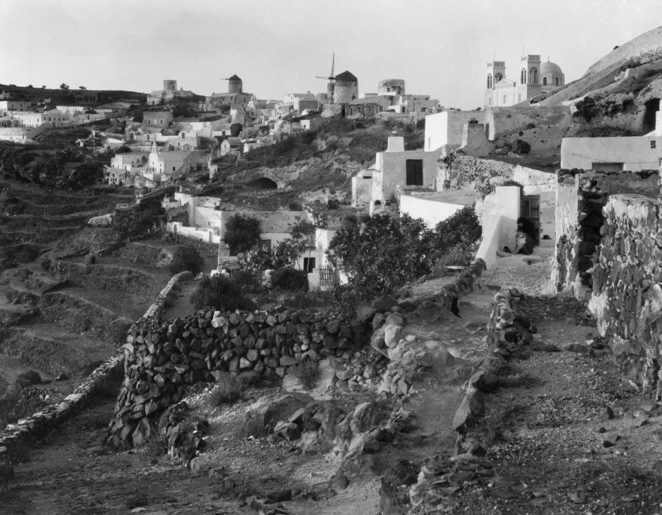 Η ανθρώπινη παρουσία είναι διακριτική, τόσο που οι οικισμοί φαντάζουν έρημοι