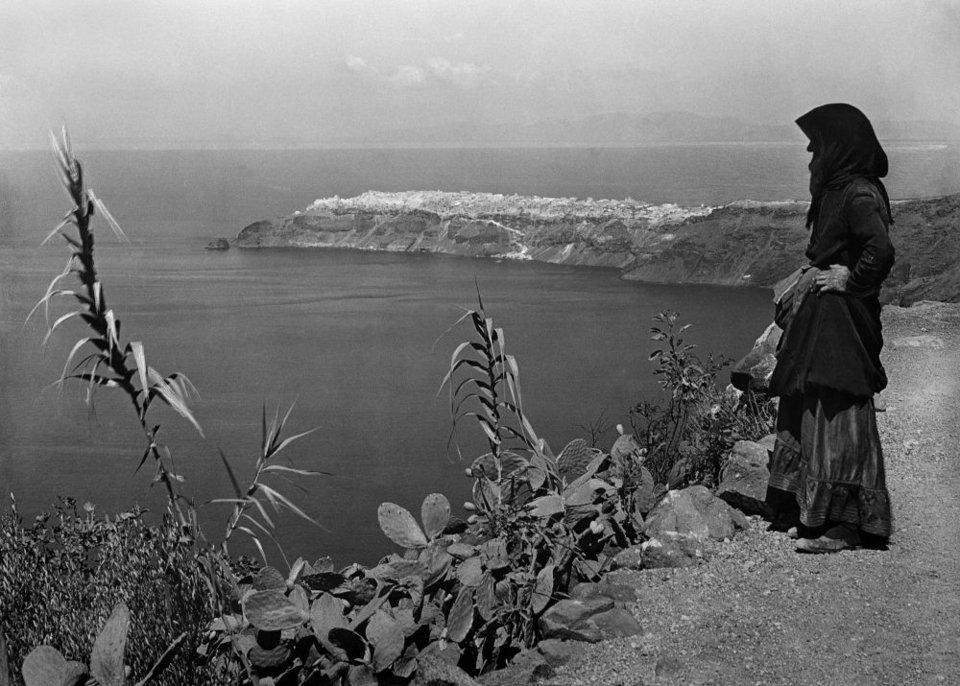 Οι λιγοστές ηλικιωμένες γυναίκες και τα παιδιά που εμφανίζονται στις φωτογραφίες της έχουν τοποθετηθεί σκηνογραφικά