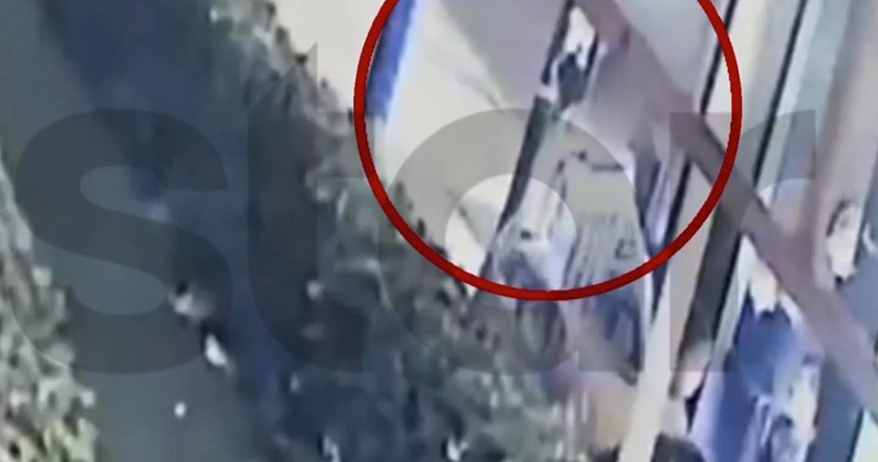 Την στιγμή που η γυναίκα ξεφορτώνεται το καρότσι στο Παλαιό Φάληρο / STAR