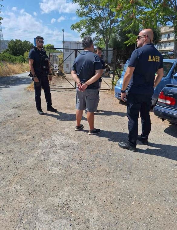 Χειροπέδες στον δημοτικό υπάλληλο που κατηγορείται για τέσσερεις εμπρησμούς / Φωτογραφία: irafina.gr