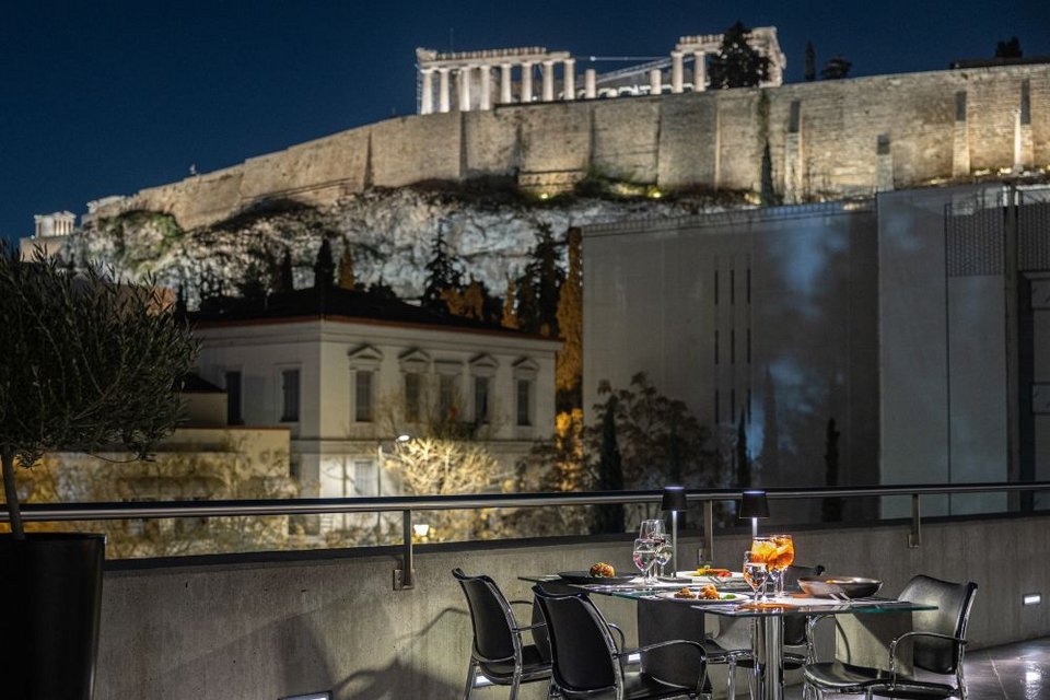 Το εστιατόριο του δευτέρου ορόφου θα είναι ανοιχτό μέχρι τις 12 μεσάνυχτα