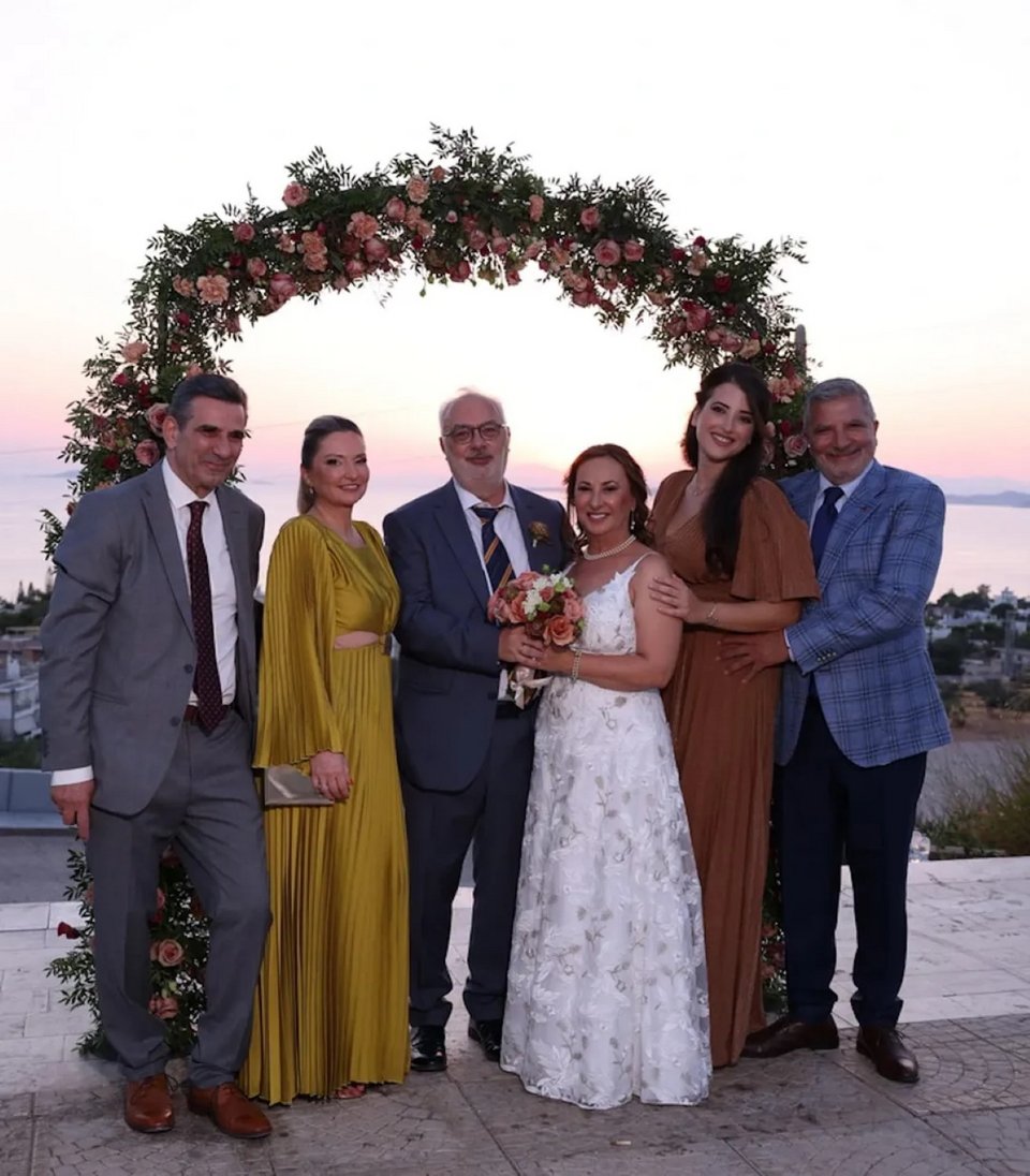 Ο πρόεδρος του ΙΣΑ και η σύζυγός του ποζάρουν χαμογελαστοί μαζί με τους νεόνυμφους