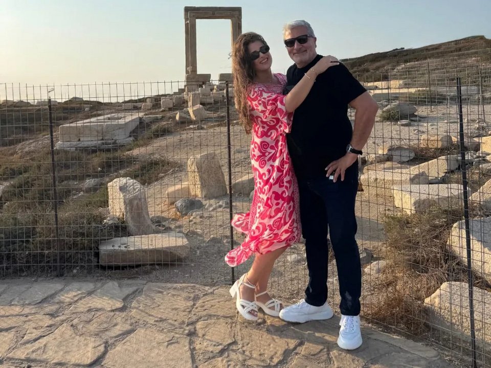 Γιώργος Πατούλης και Νάνσυ Κοιλού ποζάρουν χαμογελαστοί στον φωτογραφικό φακό
