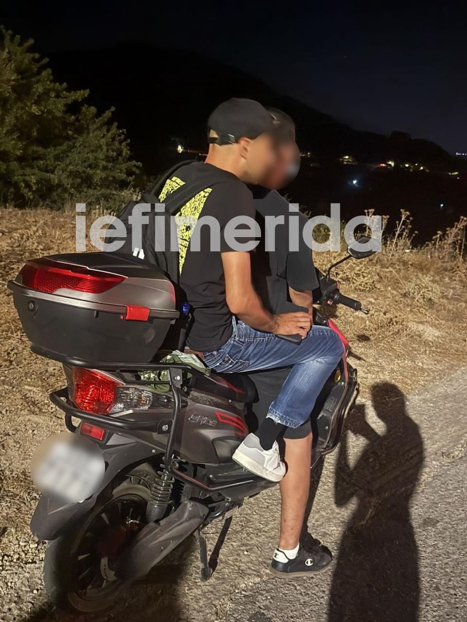 Οι δύο νεαροί που συνελήφθησαν για τη φωτιά στα Συχαινά