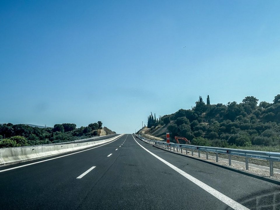 Ο αυτοκινητόδρομος αποτελείται από 2 λωρίδες πλάτους 3,50μ. και λωρίδα έκτακτης ανάγκης (ΛΕΑ) ανά κατεύθυνση, που χωρίζονται από ένα μεσαίο στηθαίο ασφαλείας από σκυρόδεμα