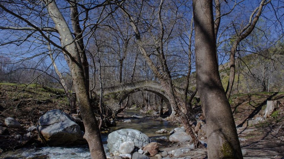 Κατά τον 19ο αιώνα και κυρίως την περίοδο της Τουρκοκρατίας, η περιοχή του Αχλαδοχωρίου (Κρούσοβο επί Τουρκοκρατίας) και του Καρυδοχωρίου όπου βρίσκονται τα γεφύρια, λειτουργούσαν ως σημαντικοί κόμβοι