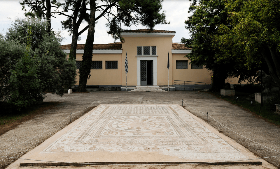 Το αρχαιολογικό μουσείο Θάσου, στο κέντρο της αυλής τοποθετήθηκε ένα πολύχρωμο ψηφιδωτό δάπεδο από μια ρωμαϊκή έπαυλη