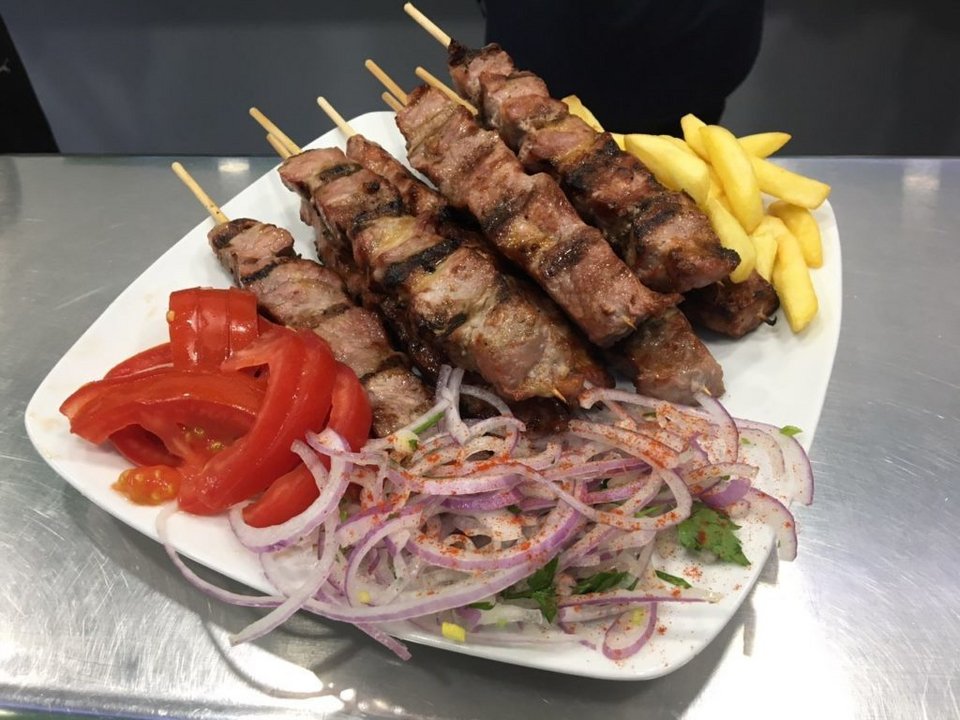 Χοιρινά καλαμάκια / Φωτογραφία: souvlakialeivadia.gr.