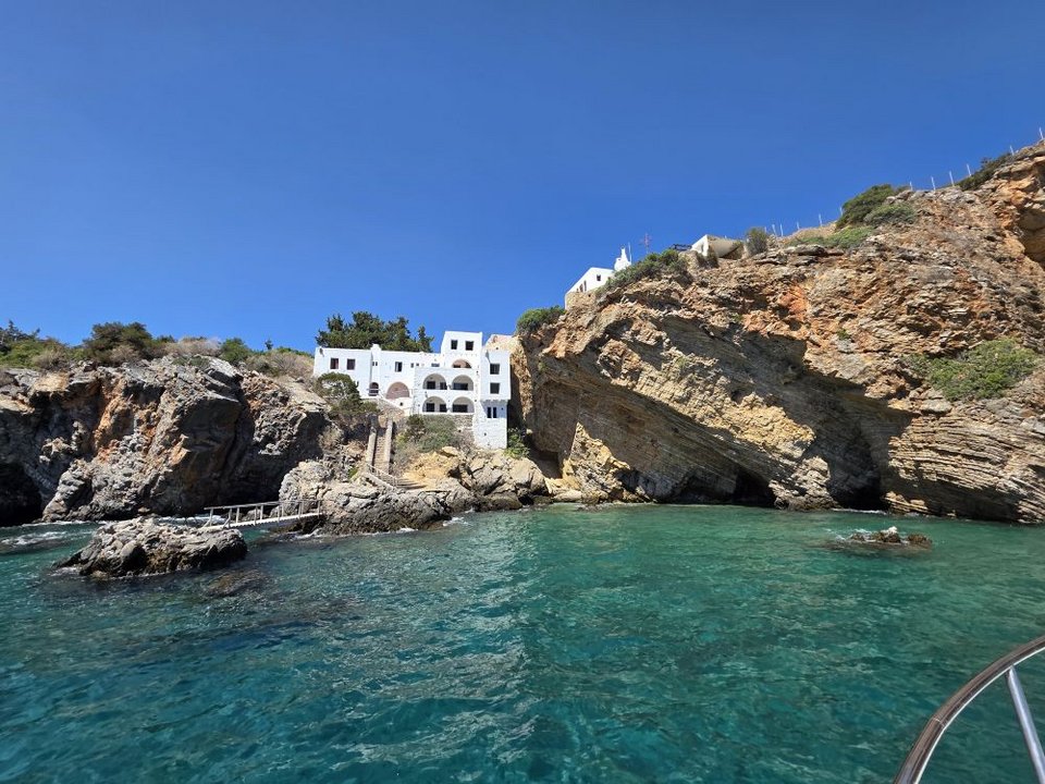 Στη μικρή βραχώδη παραλία η πρόσβαση είναι δυνατή μόνο με σκάφος καθώς το εμβληματικό ακίνητο έχει εξαγοραστεί από την Ρωσικών συμφερόντων εταιρία Mirum