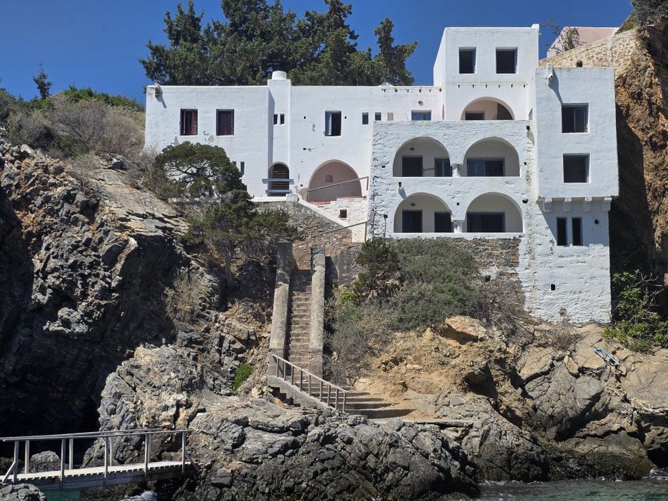 Aρχές της δεκαετίας του ’60 όταν ο Νίκος Κούνδουρος αποφάσισε να χτίσει το ακίνητο σε μια εντελώς έρημη, τότε, περιοχή