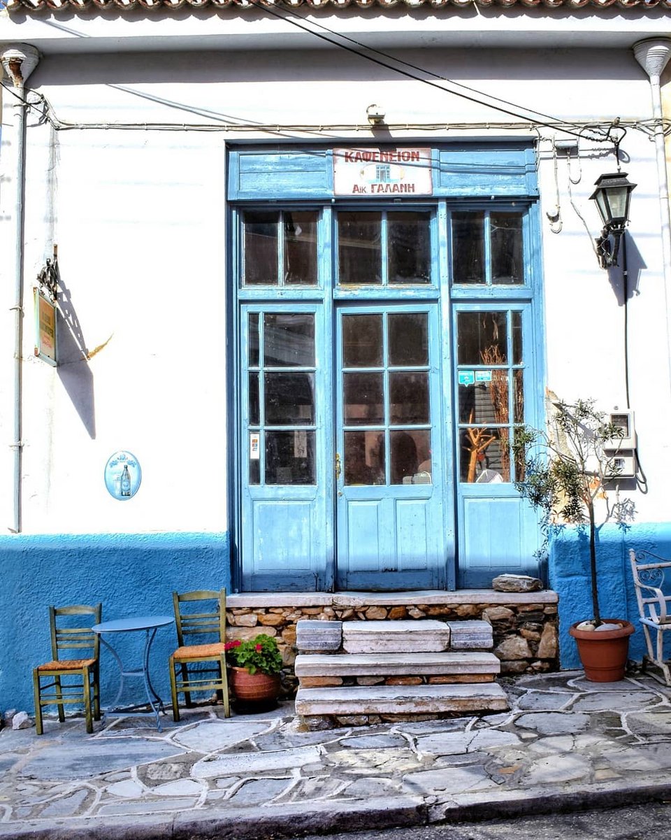Η μπλε-άσπρη πρόσοψη του προπολεμικού καφενείου στο Χαλκί της Νάξου / Φωτογραφία: @maria_charemi via spitikogalaktompourekogalanis/Instagram
