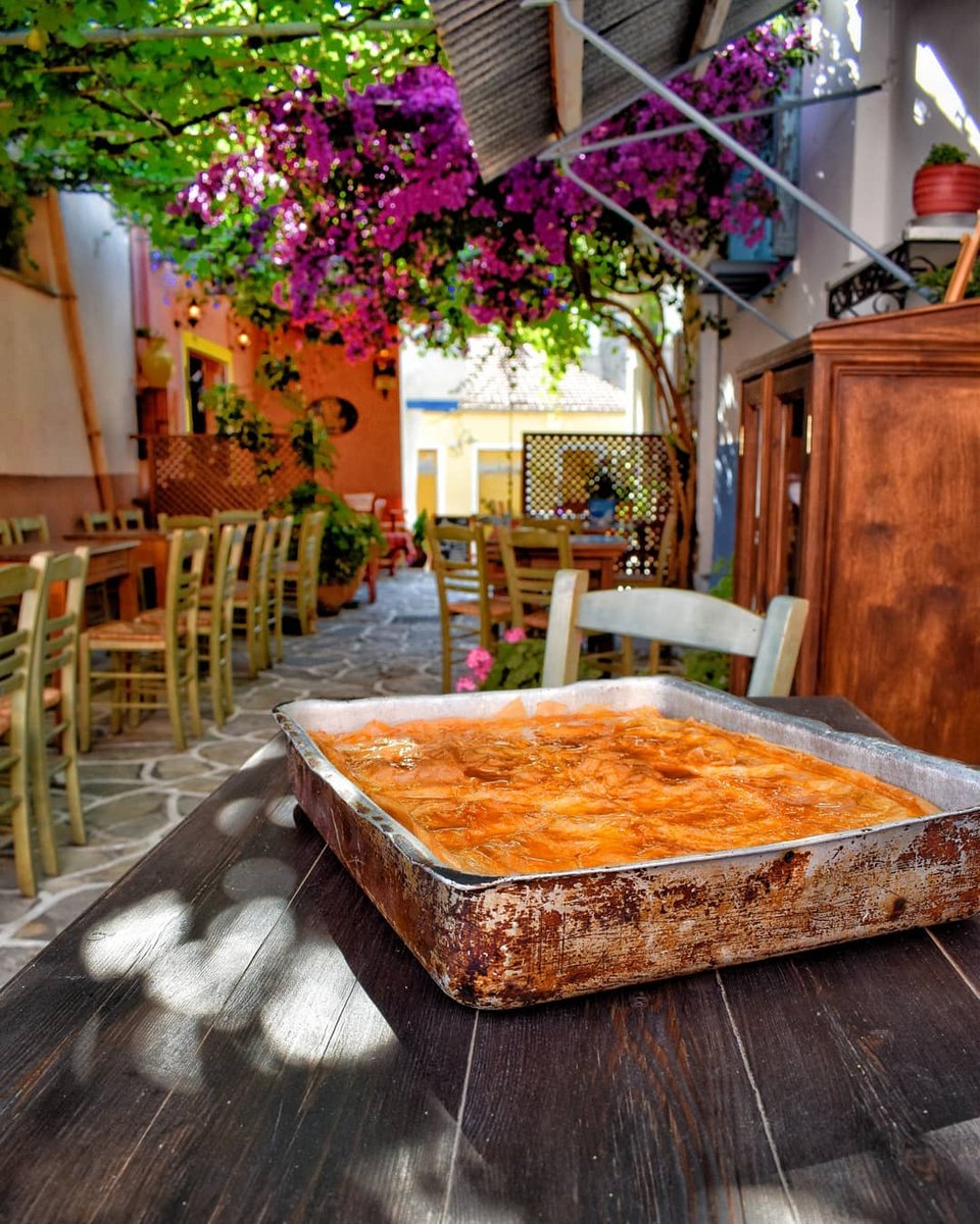 Το ταψί με το πιο φημισμένο γαλακτομπούρεκο της Νάξου / Φωτογραφία: spitikogalaktompourekogalanis/Instagram