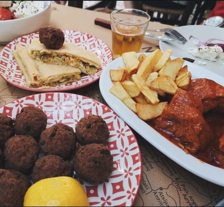 Κεφτεδάκια, πίτα και κοκκινιστό μοσχαράκι με πατάτες τηγανητές / Φωτογραφία: spitikogalaktompourekogalanis/Instagram