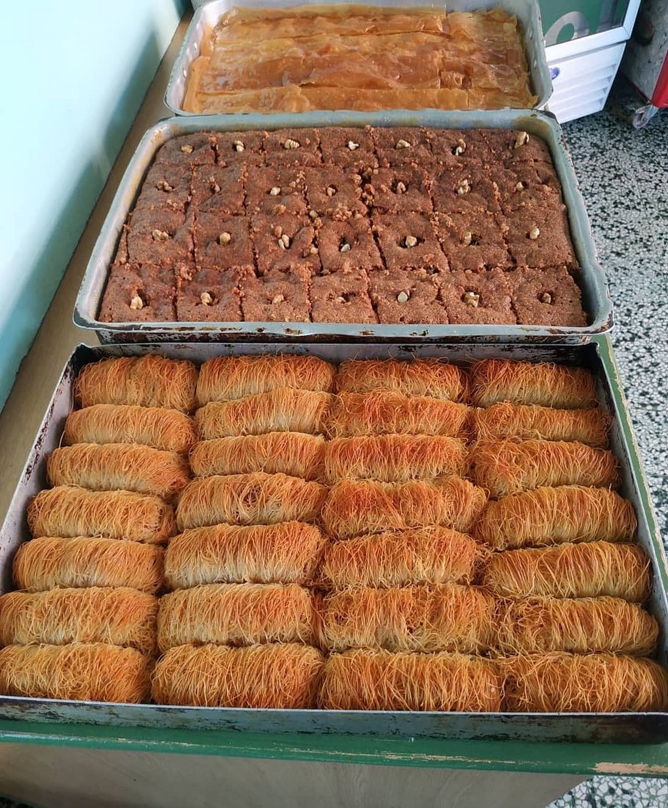 Τα ταψιά με τα χειροποίητα γλυκά στο καφενείο του Γαλάνη / Φωτογραφία: spitikogalaktompourekogalanis/Instagram