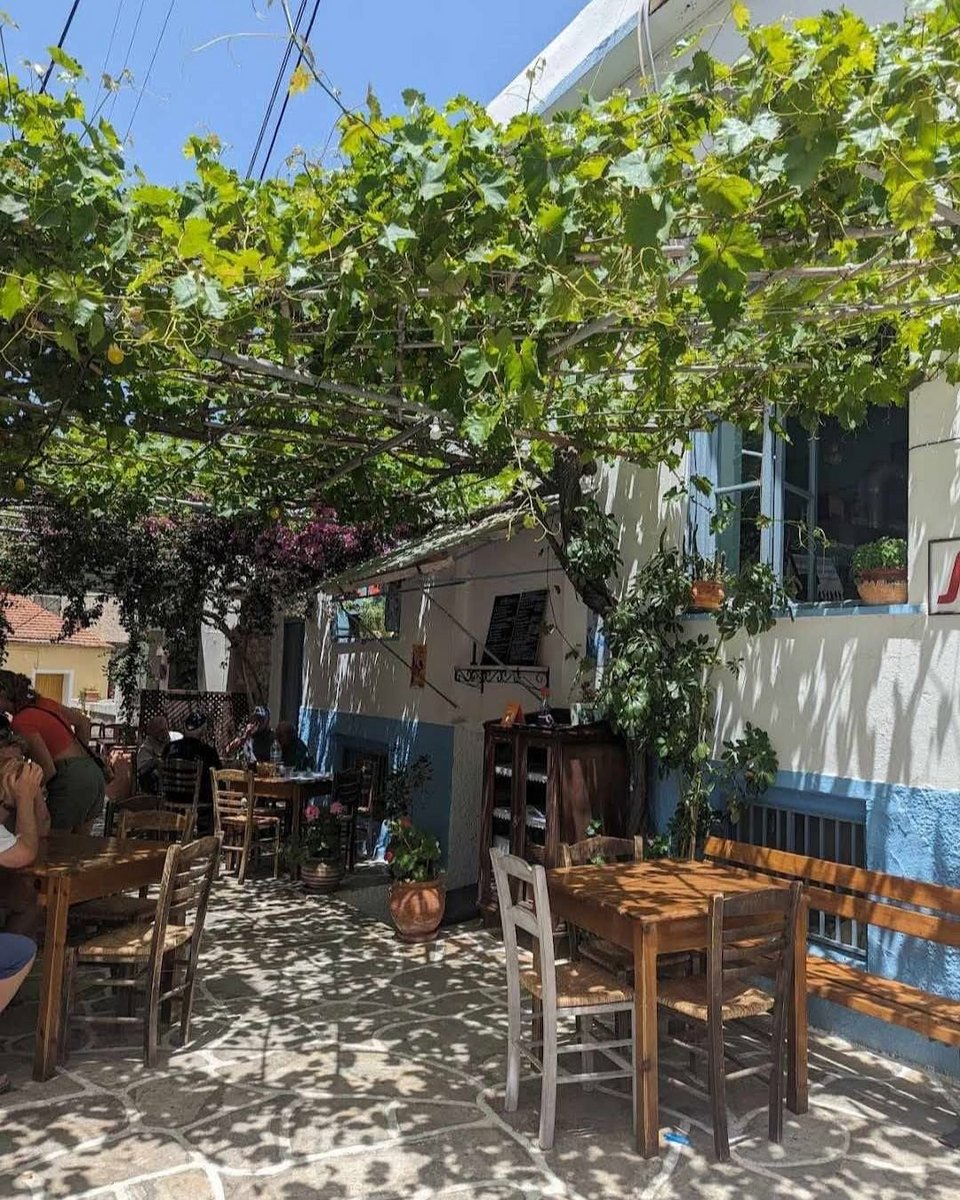 Τραπεζάκια στο σκιερό σοκάκι / Φωτογραφία: spitikogalaktompourekogalanis/Instagram