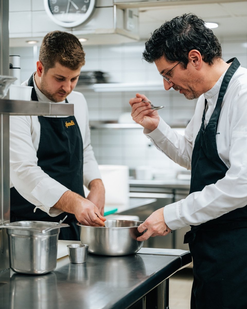 Ο executive chef της Σπονδής Arnaud Bignon (δεξιά) με τον head chef Κώστα Κούφαλη / Φωτογραφία: Αποστόλης Μιχαϊλίδης