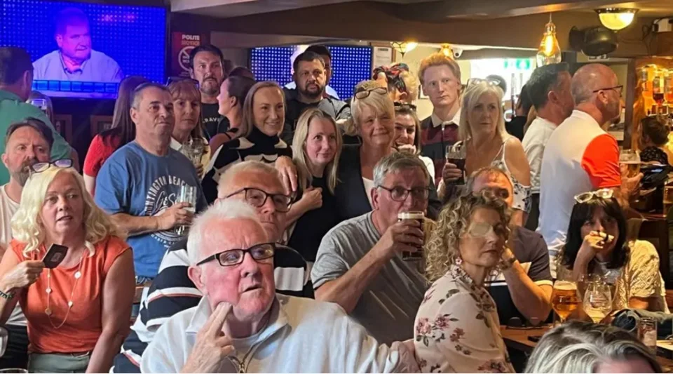 Οι φίλοι του και η οικογένειά του συγκεντρώθηκαν χθες σε μια παμπ για να παρακολουθήσουν τη νίκη του