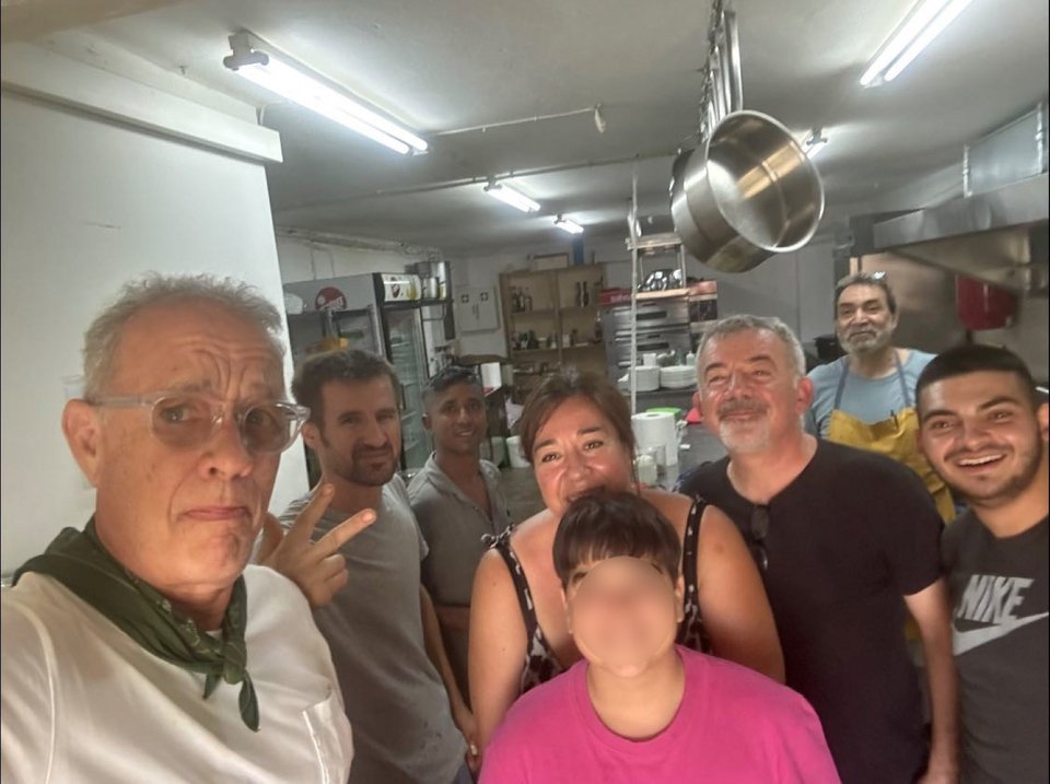 Ο Τομ Χανκς ποζάρει μαζί με το προσωπικό της ελληνικής ταβέρνας που επισκέφθηκε