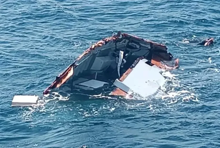 Το σκάφος κομμένο στα δύο