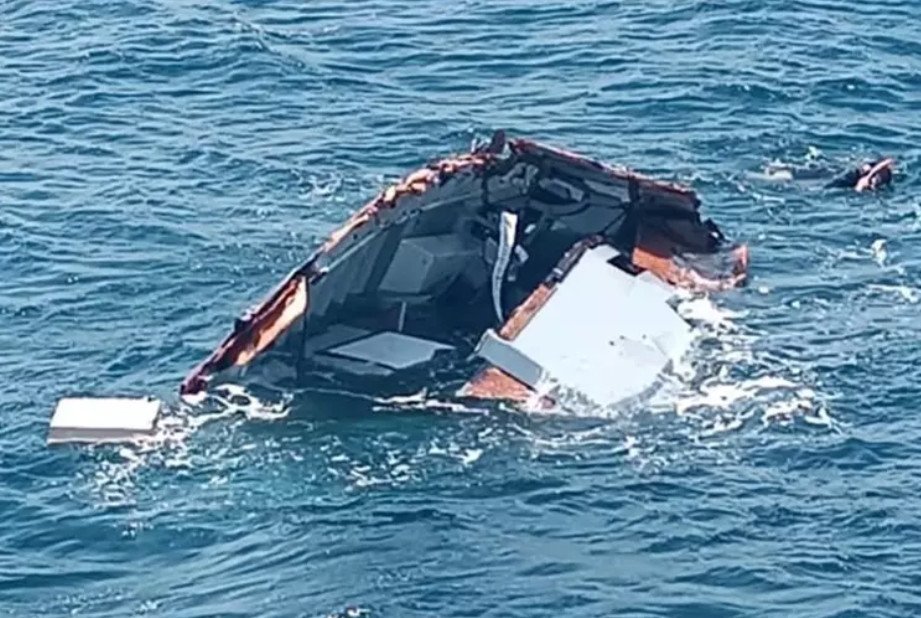 Το σκάφος κομμένο στα δύο