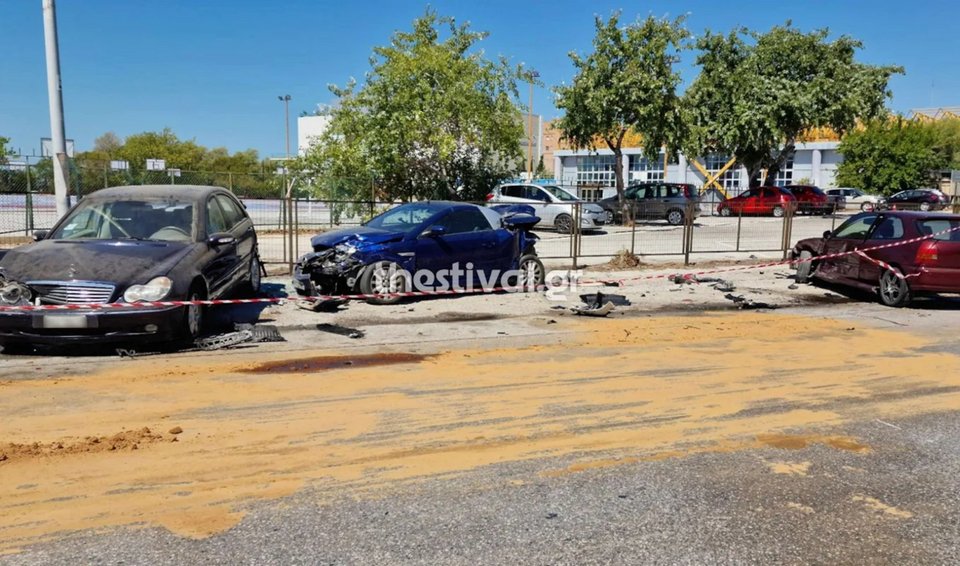Ανεξέλεγκτη πορεία ΙΧ με υλικές ζημιές σε σταθμευμένα αυτοκίνητα