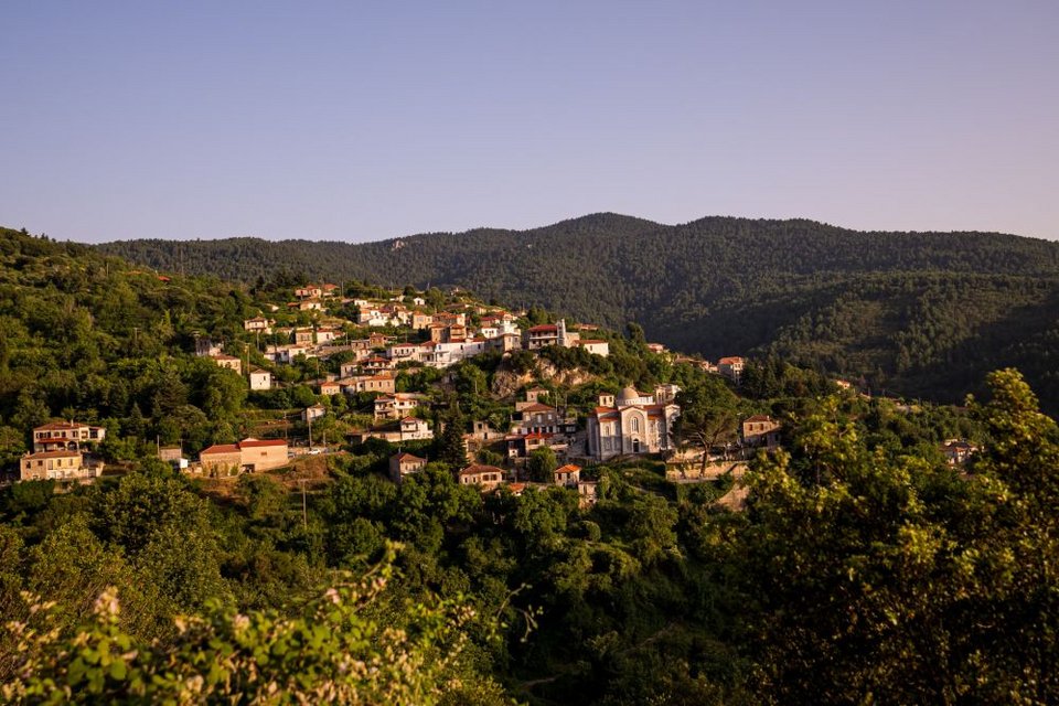 Ενα χωριό πρότυπο βασισμένο στη βιώσιμη ανάπτυξη του τόπου, με πρωτεύοντα στόχο την επιστροφή μόνιμων κατοίκων