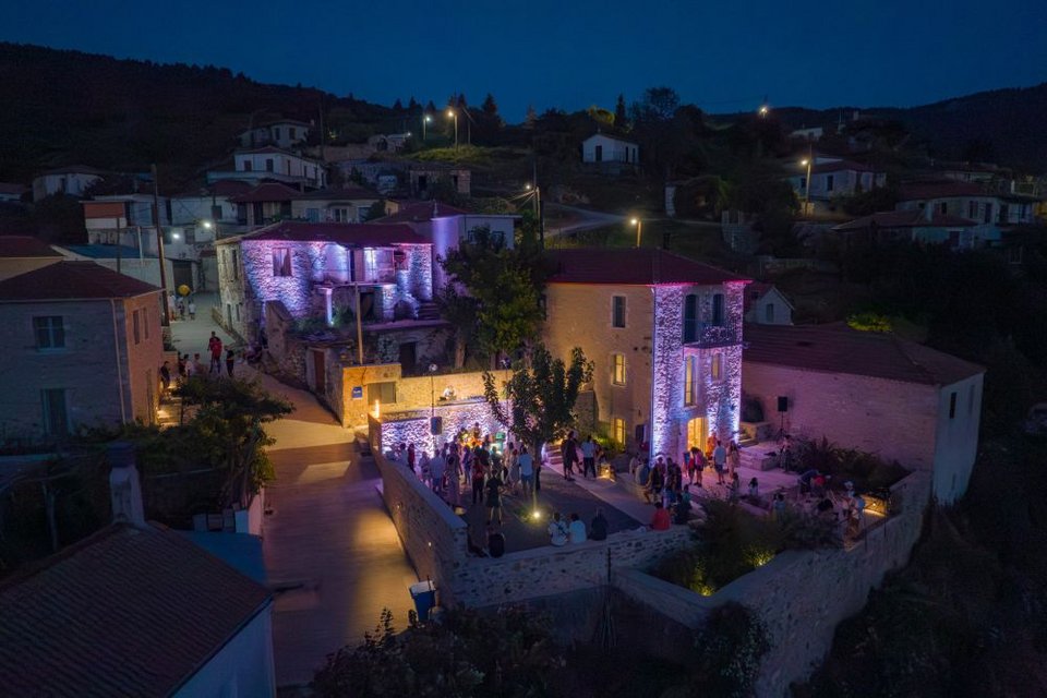 Το καλοκαίρι στη Βαμβακού Λακωνίας συνεχίζεται με χαλαρές συζητήσεις κάτω από τη σκιά του πλατάνου, αρώματα του δάσους και δροσερά βράδια γεμάτα πεφταστέρια