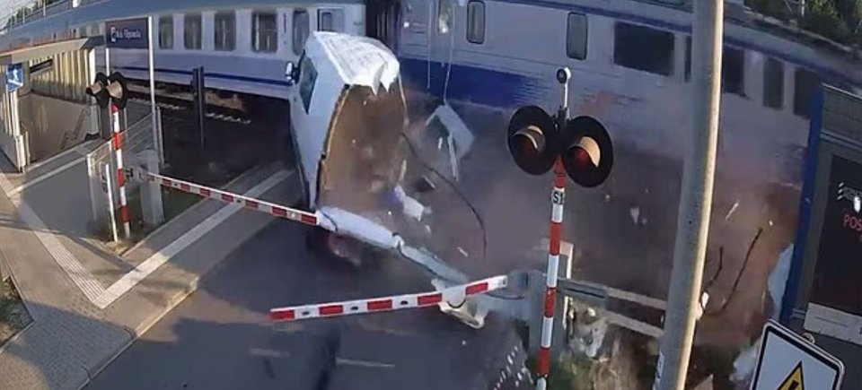 Ο οδηγός του βαν, ως εκ θαύματος, δεν τραυματίστηκε