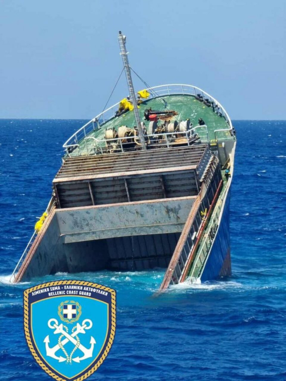 Υπό συνεχή επιτήρηση το ημιβυθισμένο «MN KOSTAS» στη Σητεία
