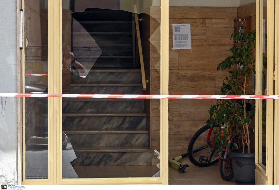 Η είσοδος της πολυκατοικίας στο Βόλο όπου έγινε το φονικό -Φωτογραφία: Intimenews/ΧΑΝΤΖΗΠΟΛΙΤΗΣ ΝΙΚΟΣ