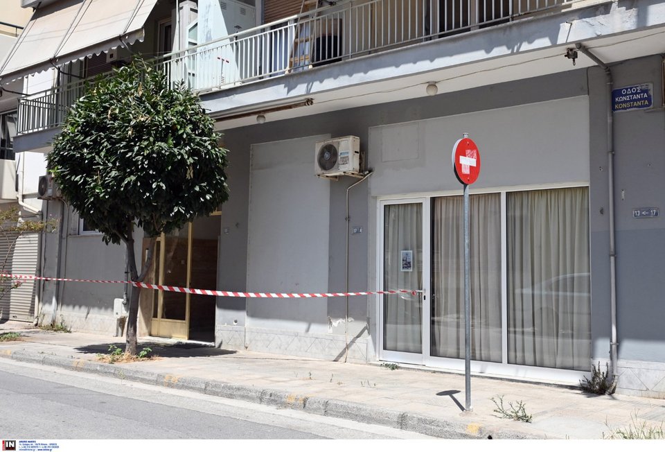 Η είσοδος της πολυκατοικίας στο Βόλο όπου έγινε το φονικό -Φωτογραφία: Intimenews/ΧΑΝΤΖΗΠΟΛΙΤΗΣ ΝΙΚΟΣ