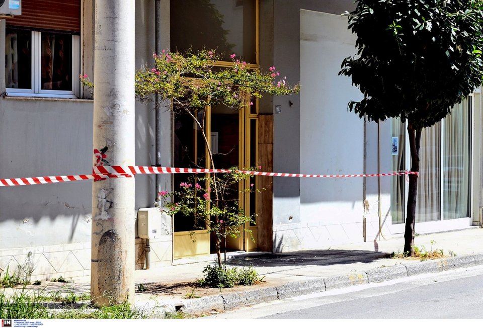 Η είσοδος της πολυκατοικίας στο Βόλο όπου έγινε το φονικό -Φωτογραφία: Intimenews/ΧΑΝΤΖΗΠΟΛΙΤΗΣ ΝΙΚΟΣ