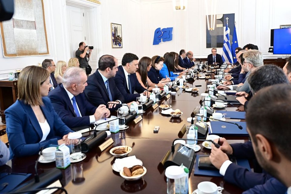 Με κουλουράκια και καφέ το Υπουργικό