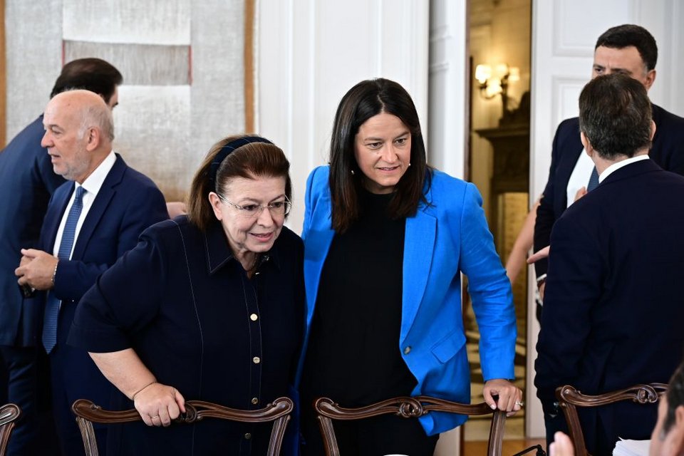 Λινα Μενδωνη, Νικη κεραμέως