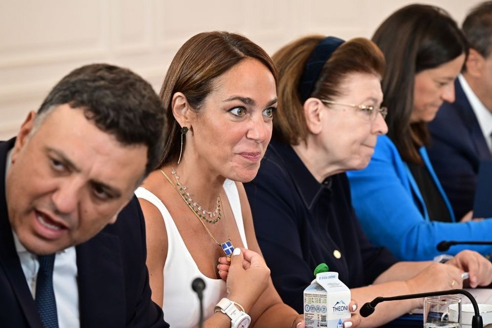 Η Δομνα Μιχαηλίδου δείχνει το μενταγιόν της
