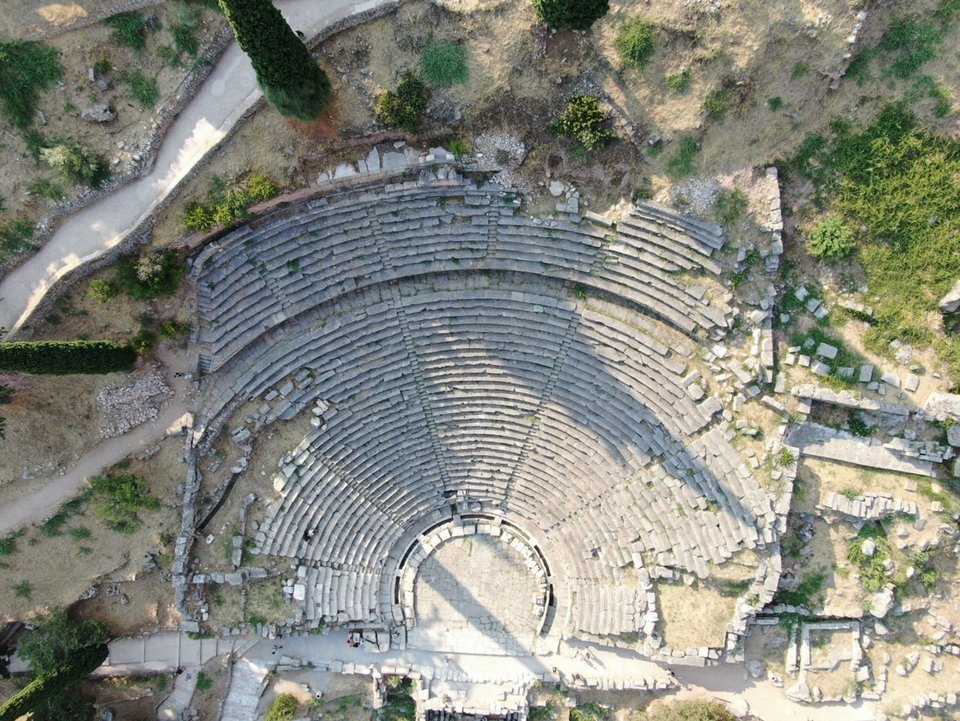 Άποψη αρχαίου θεάτρου Δελφών