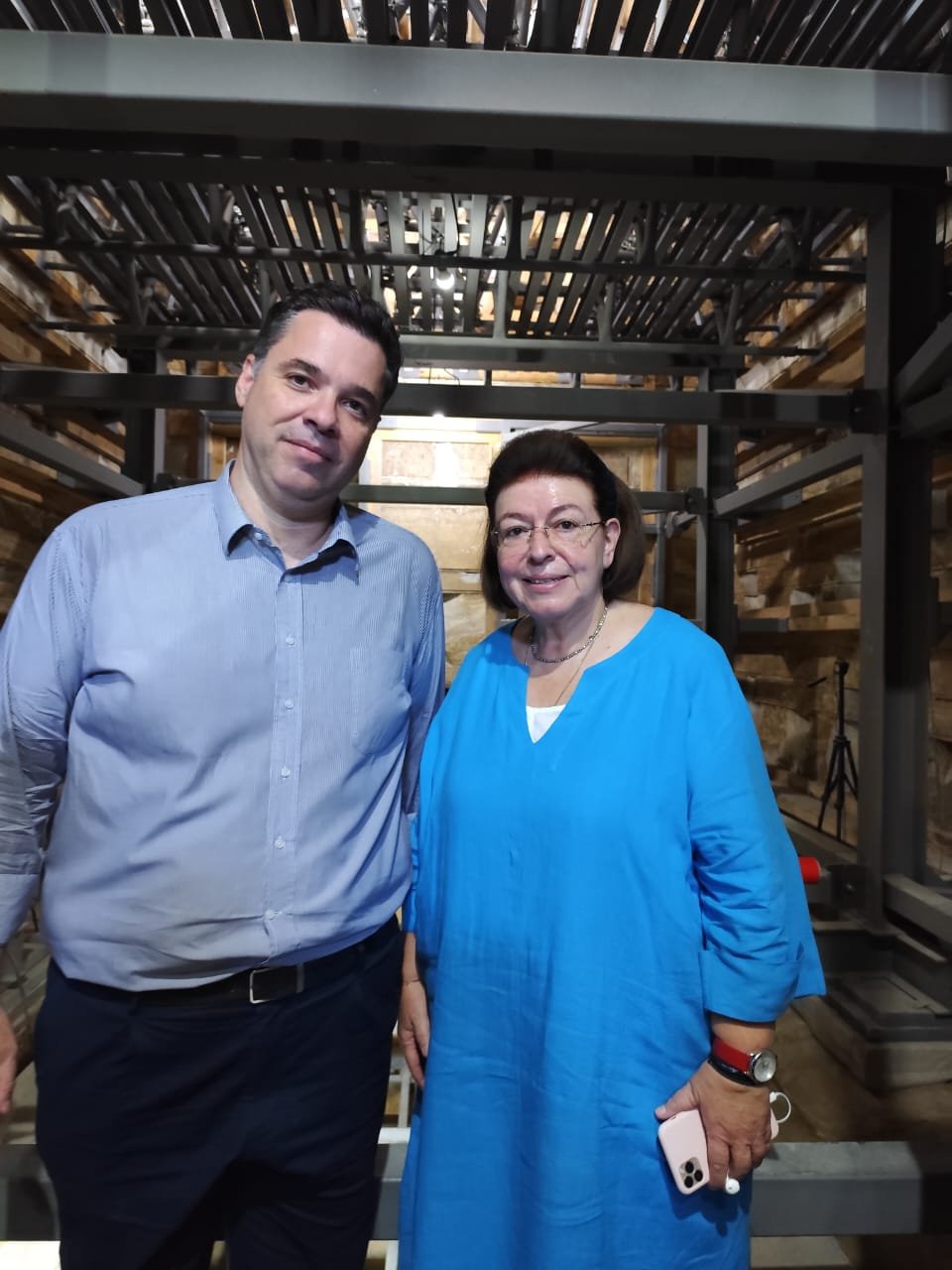 Από την επίσκεψη της Λίνας Μενδώνη και του Θανάση Κοντογεώργη στο ταφικό συγκρότημα, στον Τύμβο Καστά