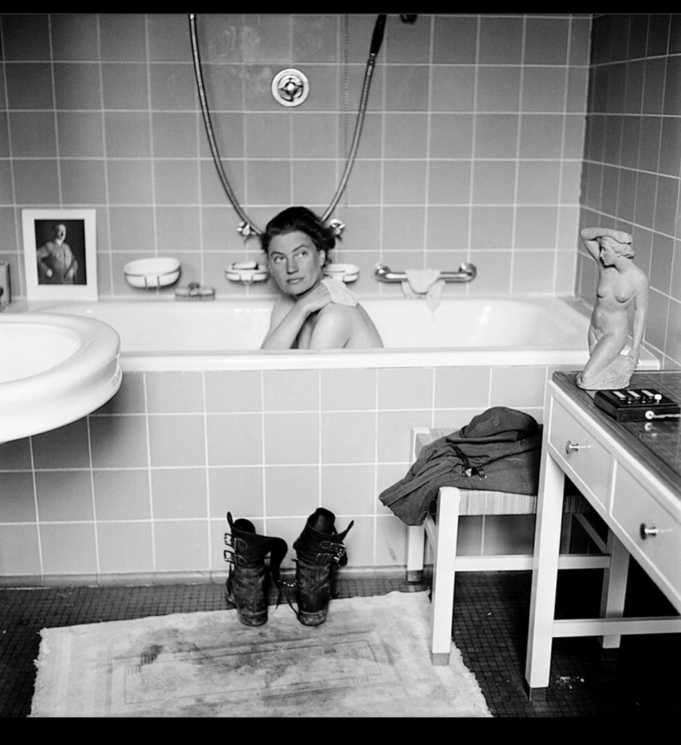Η Λι Μίλερ στην μπανιέρα του Χίτλερ. 1945. Lee Miller και David E. Scherman © Lee Miller Archives