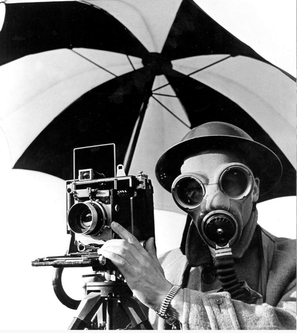 Ο David E. Sherman ντυμένος για τον πόλεμο . Lee Miller Archives