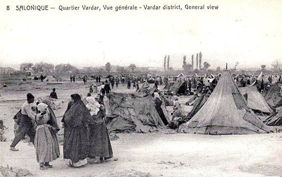 Η συγκεκριμένη μουριά κάνει την πρώτη εμφάνισή της σε φωτογραφίες, σε γειτονιά τσιγγάνων στον Τσεγκενέ Μαχαλά της Ξηροκρήνης, στις αρχές του 20ου αιώνα Φωτογραφία: ΑΠΕ ΜΠΕ
