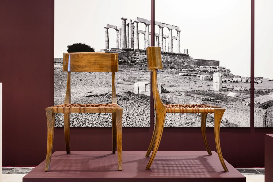 Η αυθεντική καρέκλα klismos από τον Gibbing. Πίσω φωτογραφικό τρίπτυχο του Νικόλαου ντε Γκρες. Stefanidou Tsoukala