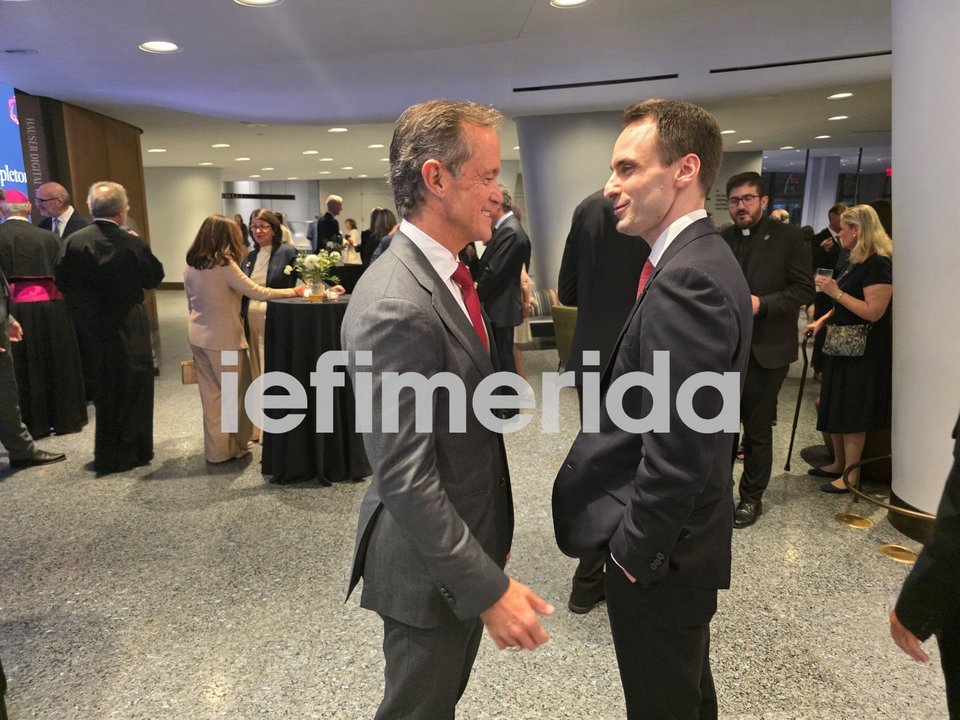 Ο Μάικ Μανάτος με τον επιστημονικό σύμβουλο του Ντόναλντ Τραμπ, Μάικλ Κράτσιο