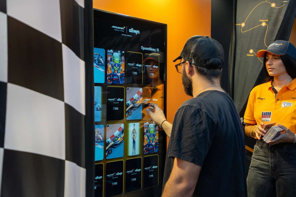 Επισκέπτες της ΔΕΘ δοκιμάζουν διαδραστικά παιχνίδια 