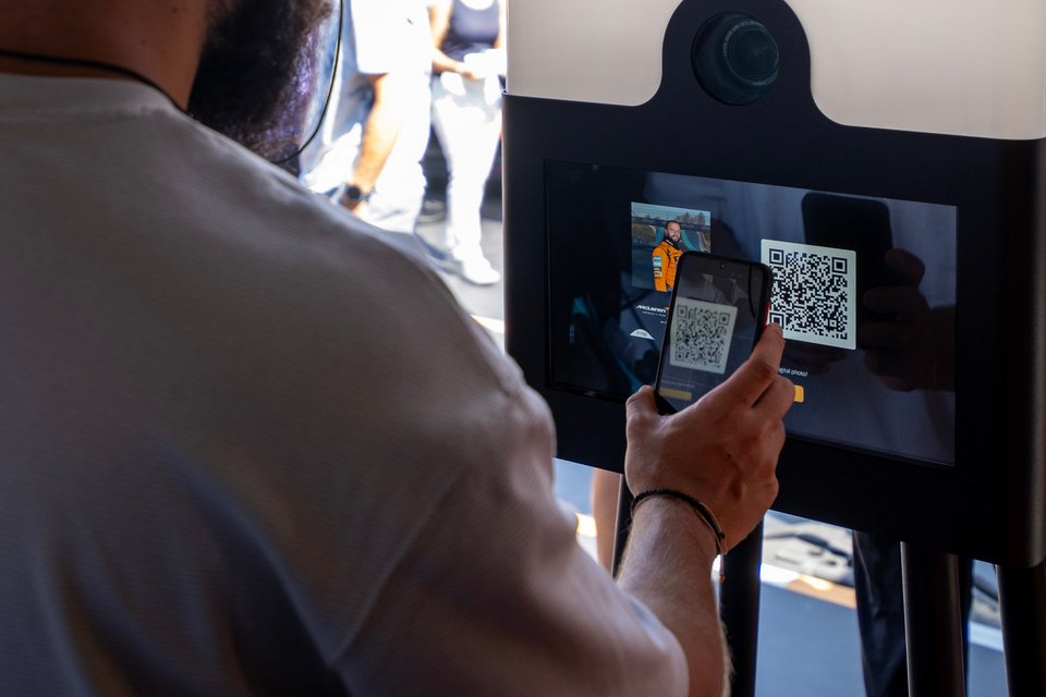 Κόσμος φωτογραφίζεται φορώντας εικονικά τη στολή των πιλότων της McLaren