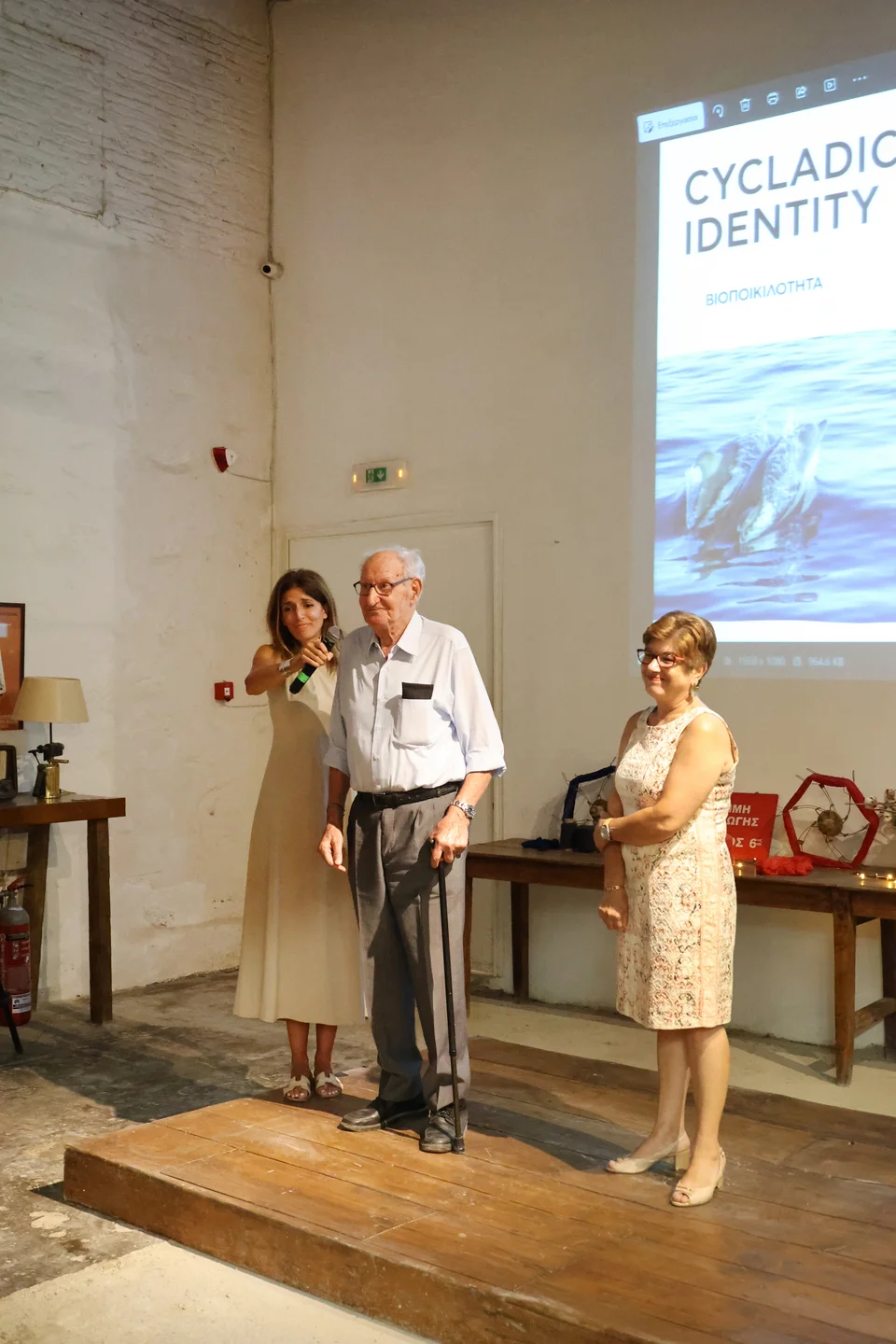 Θεανώ Αγαλόγλου Project Manager της Πρωτοβουλίας Cycladic Identity του Μουσείου Κυκλαδικής Τέχνης, Αντώνης Βαμβακάρης πρώην μηχανικός εργοστασίου , Μαρία Ρούσσου πρώην υφάντρια εργοστασίου / φωτογραφία Στέφανος Μαμίδης