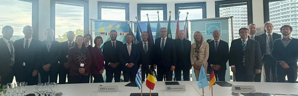 Στιγμιότυπο από την τελετή υπογραφής στη Βόννη