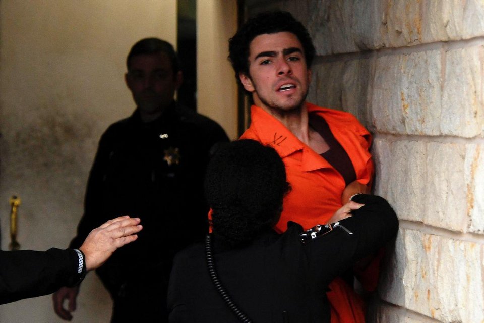 Πριν από λίγο καιρό, καταναλωτές εντόπισαν στη σελίδα της Shein μια διαφήμιση με ένα μοντέλο που έμοιαζε υπερβολικά με τον Μαντζιόνε· αργότερα αποδείχθηκε ότι επρόκειτο για εικόνα που είχε παραχθεί από ΑΙ / GETTY