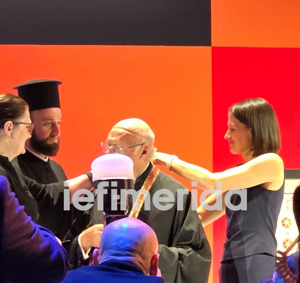 Η στιγμή της βράβευσης