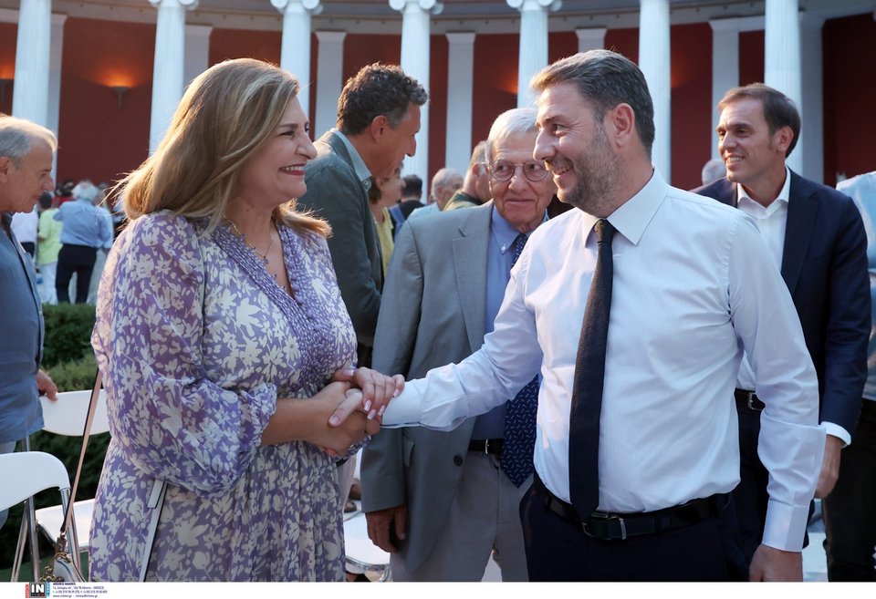 Η βουλευτής Λαρίσης του ΠΑΣΟΚ Ευαγγελία Λιακούλη με τον πρόεδρο Νίκο Ανδρουλάκη