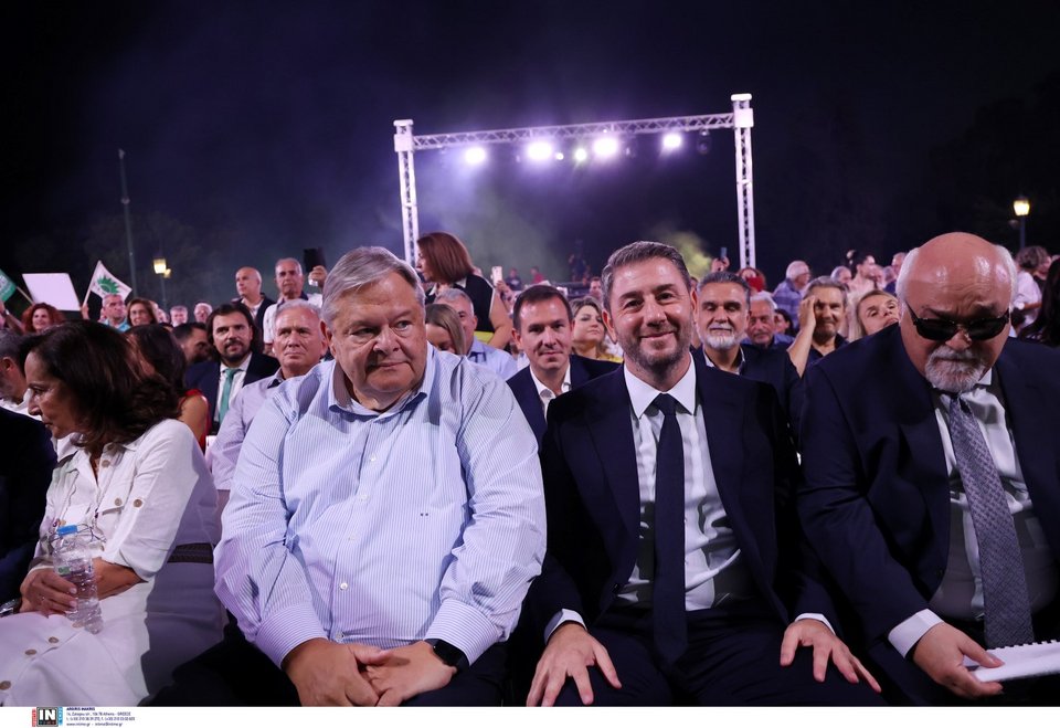 Ο Νίκος Ανδρουλάκης με τον πρώην πρόεδρο του ΠΑΣΟΚ και πρώην αντιπρόεδρο της κυβέρνησης Ευάγγελο Βενιζέλο